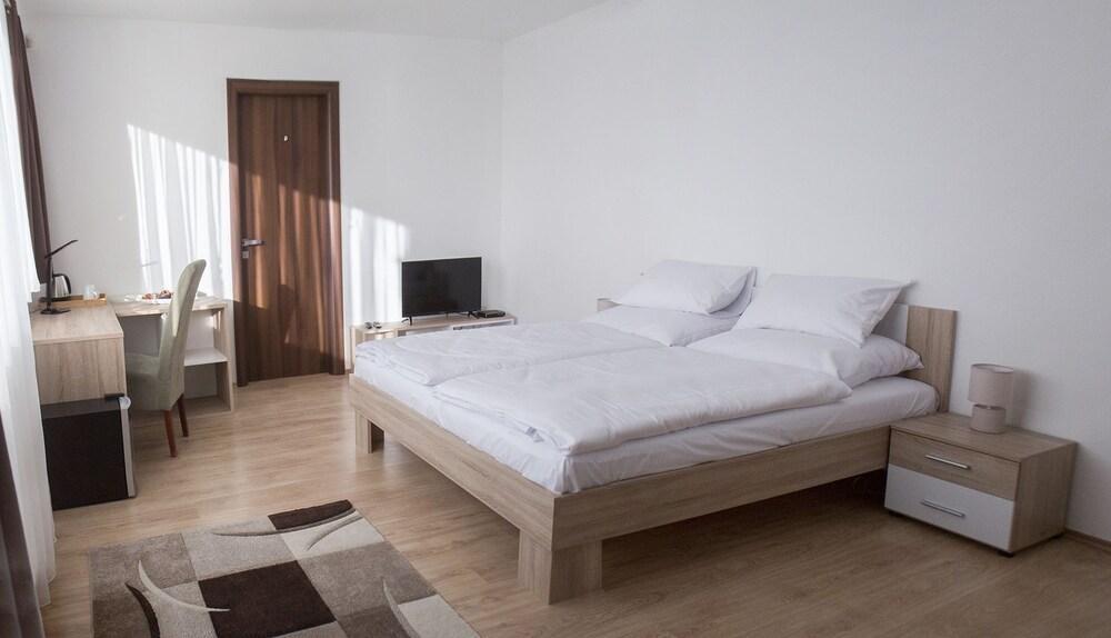 River View Apartments Hotel Bratislava Bagian luar foto