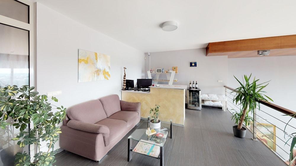 River View Apartments Hotel Bratislava Bagian luar foto