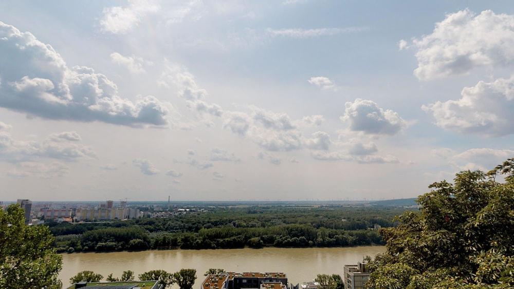 River View Apartments Hotel Bratislava Bagian luar foto