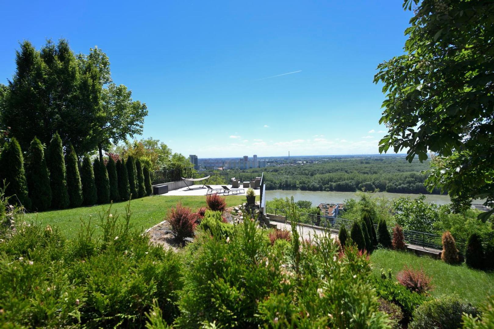 River View Apartments Hotel Bratislava Bagian luar foto