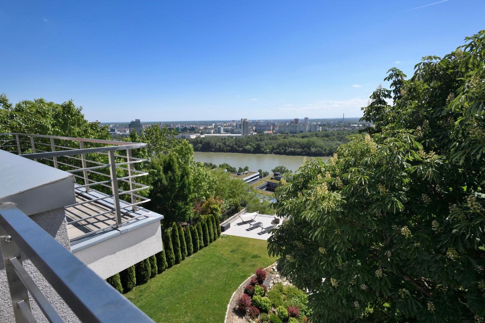 River View Apartments Hotel Bratislava Bagian luar foto